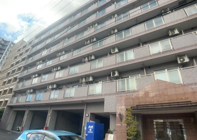 道幅が広い場所は日当たりや風通が良好です。幅が広いのですれ違いも可能ですし大きな車でも駐車可能！一方で、大型車が通ることも多くなるため交通量の増加により騒音に繋がります。また土地の値段が高くなります。