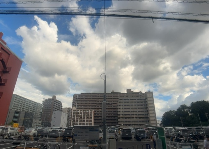 眺望を気にして物件を探す場合、前面に建物が建っていないか現地で確認しましょう！前面に建物があると景色はもちろん、日当たりや風通しにも影響が出てきます。住んだ時のことを想像しながら現地見学をしましょう。