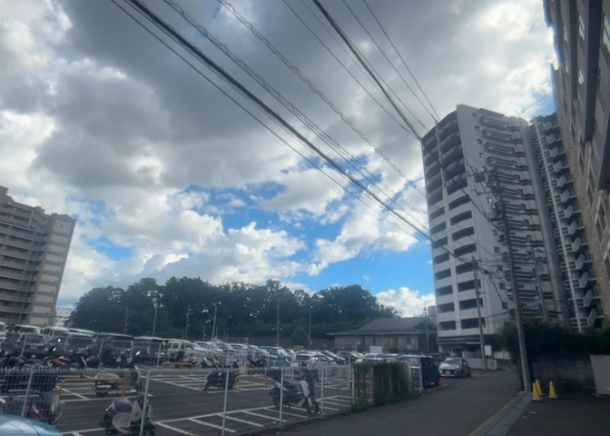 眺望の良さを楽しめるダイニングキッチンで家族団らんの時間を過ごしてはいかがでしょうか。バルコニーから見える景色を家族で眺める時間は、時間が経つのを忘れてしまいそうですね。是非、現地を見に行きましょう！