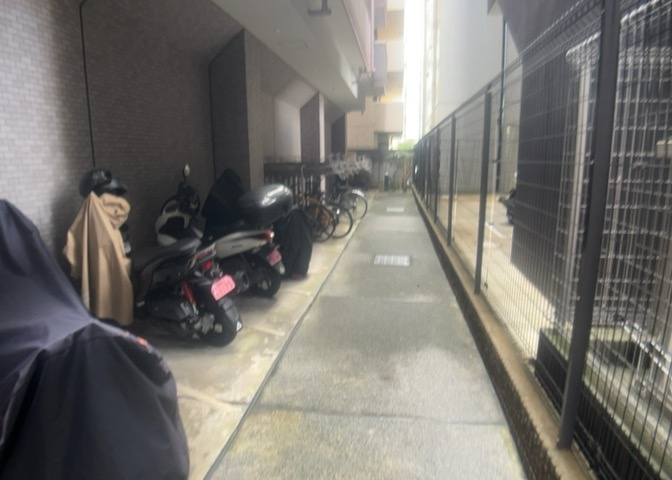 車一台あたりに必要なスペースは、標準サイズの普通自動車で横幅2m50cm、長さ5mは必要になります。ただし、乗降のことも考慮して横幅3m30cm、長さ5m50cmほどは確保できるところを選びましょう。