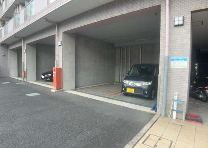 駐車場と明記されていても、最小スペースでつくられた駐車場だと大型車は駐車できなかったり、出入りしにくくなったりする可能性があります。お車のサイズと購入したい物件の駐車場のサイズを現地で確認しましょう。
