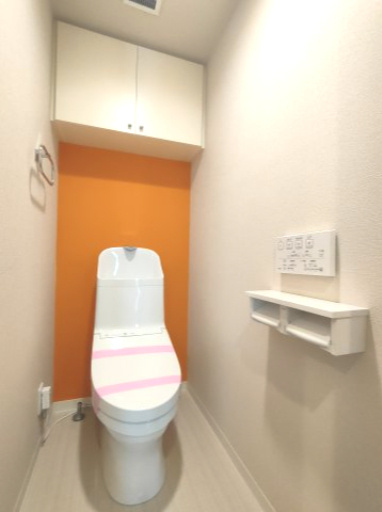 【トイレ】　洗浄機能付きトイレ。上部には収納付で、トイレットペーパー等、買い置きもしやすそうです。