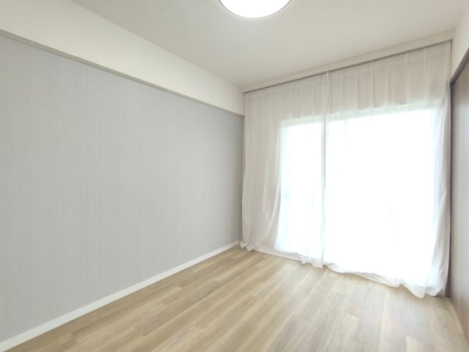 【洋室約6.0帖】　リビング隣接の居室、続き間としての利用やセパレート型、使い勝手良いお部屋です。用途様々です♪バルコニーに面しており、開放感あります♪