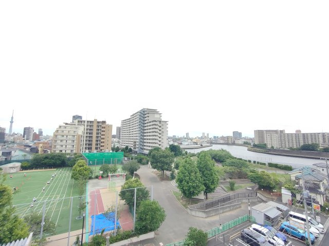 【眺望】　毎日の暮らしに余裕を感じさせてくれる、遮る物の無い開放的な眺望を是非、ご堪能ください。
