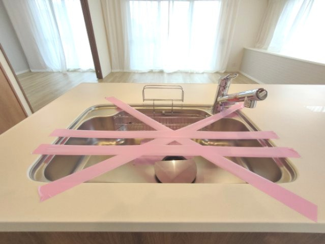 【シンク】　食器洗いもはかどる広々としたシンク。
