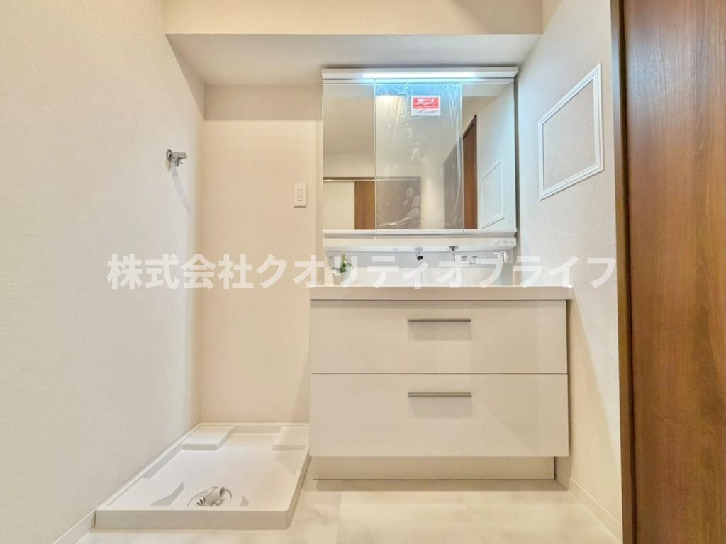 朝の身支度がスムーズにできる便利な三面鏡付きの洗面化粧台。鏡の裏はすべて収納スペースになっており、散らかりがちな洗面まわりの小物を隠してスッキリと片付けることができます。