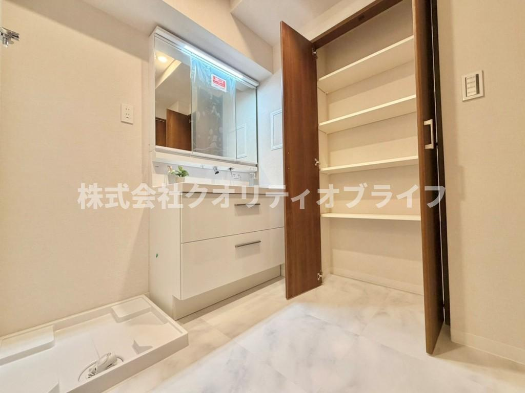 ゆとりある洗濯機置き場を併設した、使い勝手の良い洗面脱衣室。お風呂場への動線もスムーズで、脱衣から洗濯、朝の準備までを一歩の移動で効率よくこなせる、家事ラクを意識した機能的な間取りです。
