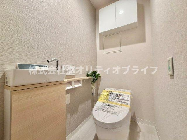 衛生的で年中快適に使用できる温水洗浄便座付きのトイレ空間。便座をいつでも清潔に保てるだけでなく、お掃除がしやすい形状になっており、日々のちょっとしたお手入れのストレスを大幅に軽減してくれます。