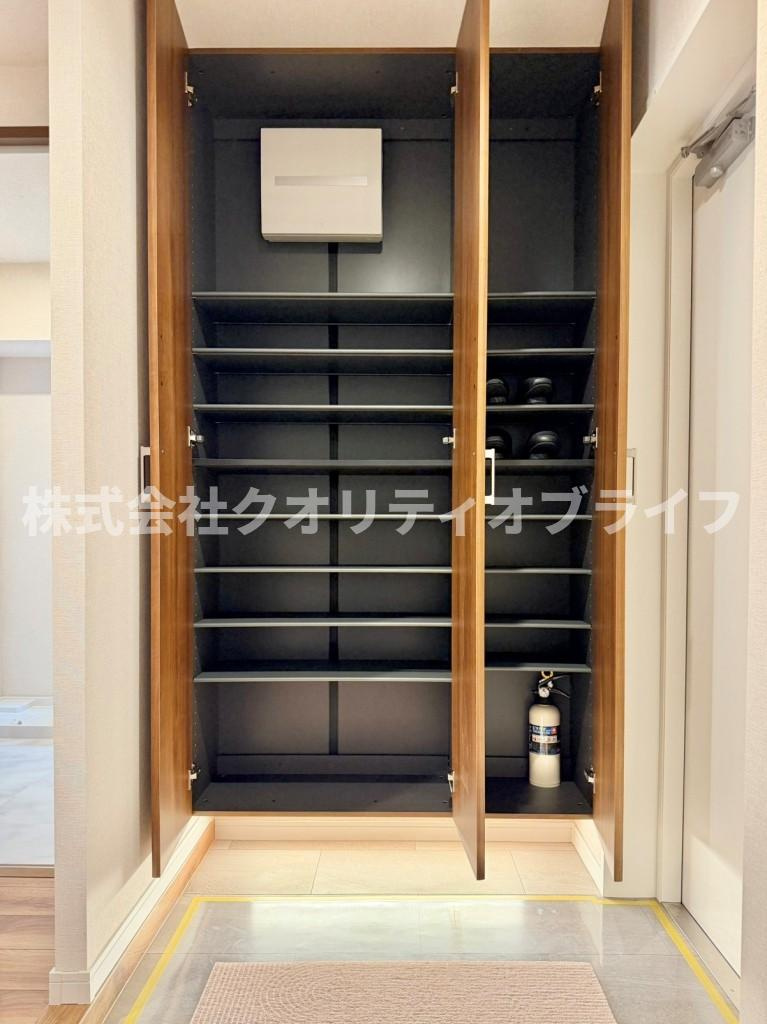 家族全員の靴や傘をスッキリと収納できる大容量のシューズボックスを完備。散らかりがちな玄関まわりを常に美しい状態にキープでき、毎日の出がけや帰宅時もストレスフリーに過ごせます。