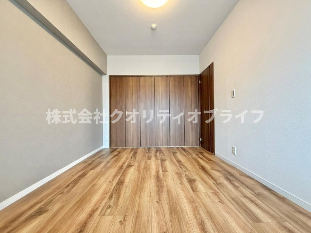 ゆとりある広さが確保された、夫婦の主寝室に最適な洋室。大型のベッドを置いても圧迫感がなく、1日の疲れを癒すプライベートな睡眠空間として落ち着いた雰囲気に包まれています。
