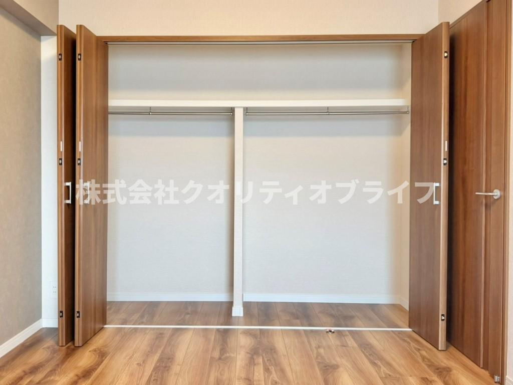 各居室に標準装備された使い勝手の良いクローゼット。ハンガーパイプや棚が設置されており、洋服や季節ものの荷物をすっきりと片付けて、お部屋の広さを有効に活用できます。