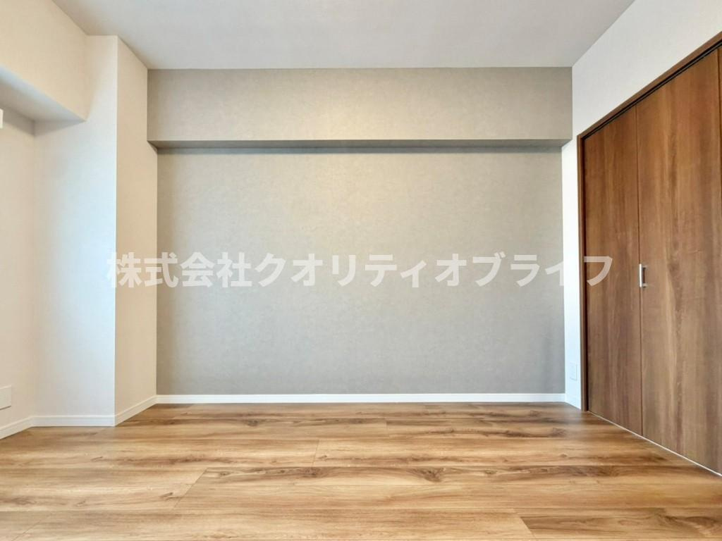 大型のベッドを配置しても圧迫感のない、ゆとりある広さを確保した洋室。1日の疲れをゆったりと癒す主寝室にふさわしく、落ち着いたインテリアで静かなプライベートタイムを演出できる快適な空間です。