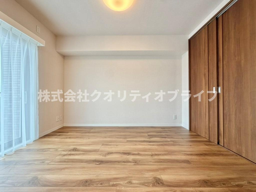 クローゼット完備で整理整頓が習慣化しやすい、子供部屋に最適な洋室。勉強デスクやベッドを配置しやすい綺麗な形状で、お子様の成長に合わせてインテリアの模様替えも柔軟に楽しめる工夫された設計です。