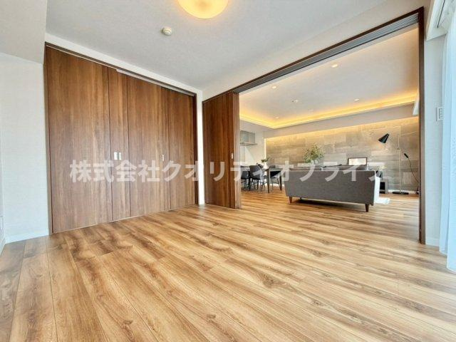 お洋服や季節ものの荷物をたっぷり保管できるクローゼットに直結した洋室。室内を常に生活感のない美しく整った状態にキープでき、毎日の身支度もスムーズにこなせる機能的な空間です。