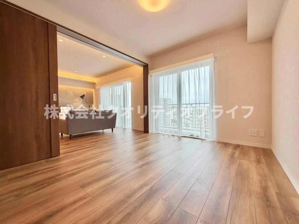 クロスやフローリング、建具まで全てが綺麗に新品交換された清潔感あふれるリノベ洋室。新築さながらの美しさと洗練されたトーンで、どんなデザインの家具を配置しても綺麗に馴染む空間に仕上がっています。