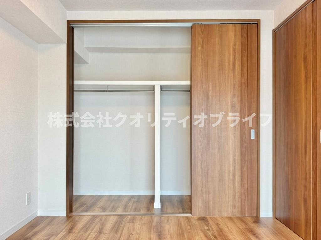 衣服だけでなく、スーツケースや季節物の家電まで丸ごと収納できる大容量のクローゼット。お部屋の中に余計な家具を置く必要がないため、空間を広く使えます。