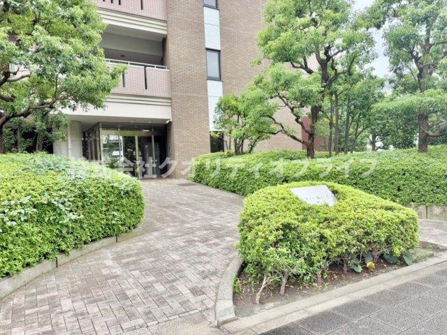 広々とした開放感があり、掃除が隅々まで行き届いた清潔感あふれるロビー空間。ちょっとした来客の対応やタクシーの待ち時間など、住人の方々が多目的に利用できる寛ぎの共用スペースです。