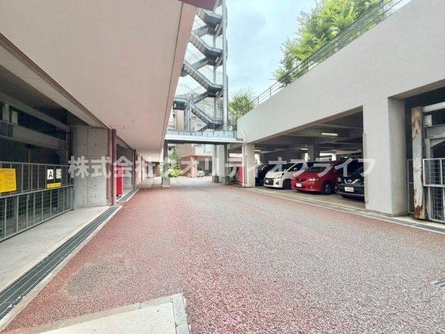 敷地内に確保された使い勝手の良い駐車場スペース。お車の出し入れがしやすく、雨の日でも愛車までの移動がスムーズです。車をお持ちの方や、これからカーライフを楽しみたい方にも嬉しい環境です。