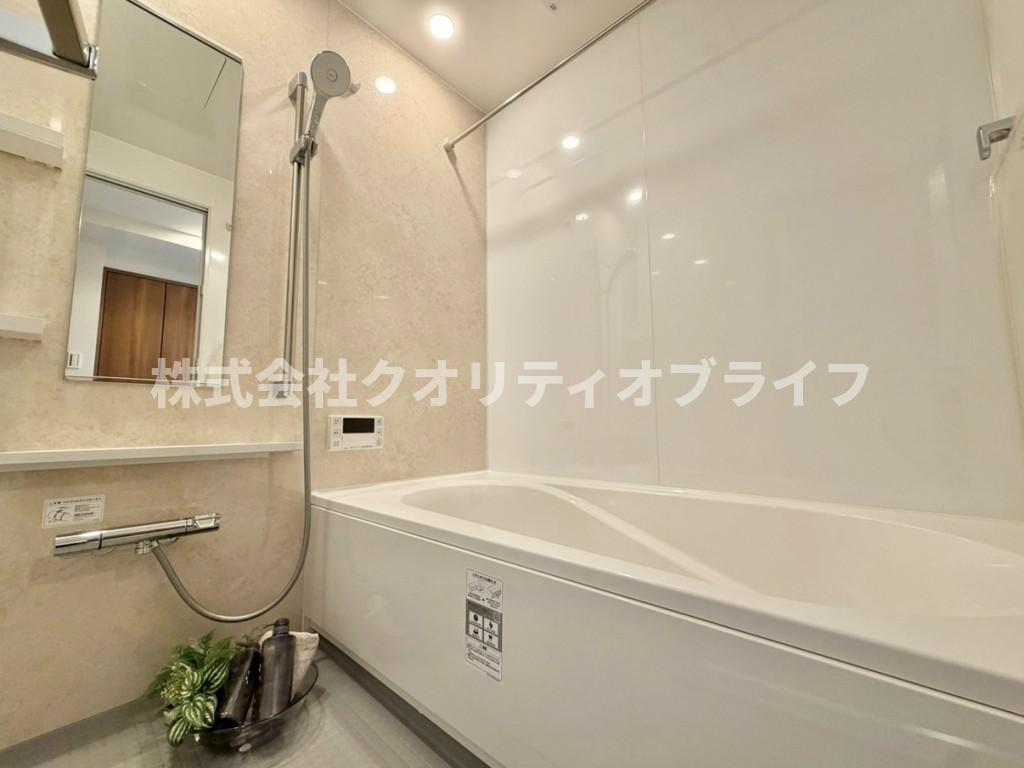 1日の疲れをゆったりと癒せる、クリーンで心地よいバスルーム。お気に入りの入浴剤を入れて、贅沢なリラックスタイムを過ごせる空間です。毎日のバスタイムが楽しみになるような、開放感のある設計です。
