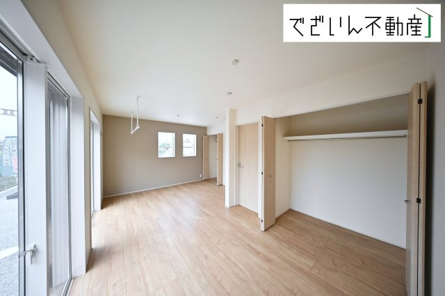夫婦の寝室としても使える落ち着いた居室。育児の合間にほっと一息つける、静かな時間を守ってくれます。　現地(2026年6月撮影)