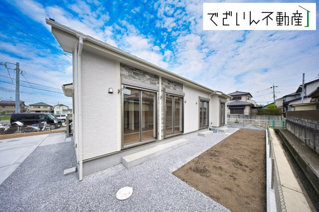 南向きの穏やかな佇まいが、家族の新しい日常を優しく包み込む。静かな街並みに、安心して子育てできる環境が整っています。　現地(2026年6月撮影)