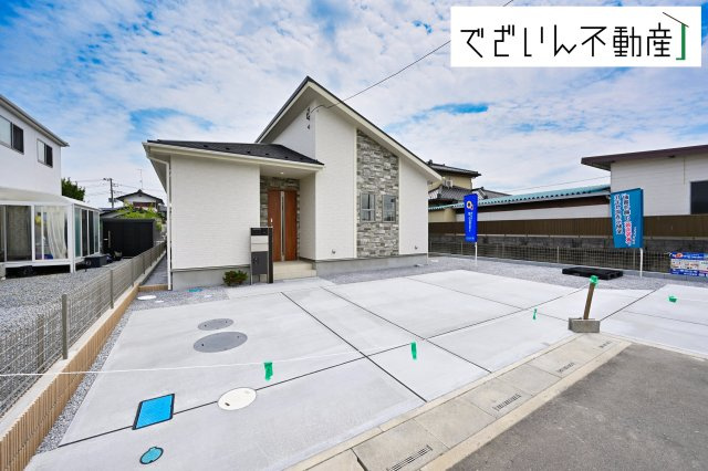 街並みに馴染む、シンプルで洗練された佇まい。暮らしにちょっとした遊び心を添えてくれるお家です。　現地(2026年6月撮影)