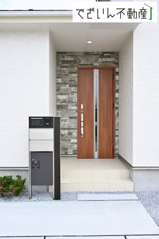 穏やかな佇まいが、家族の新しい日常を優しく包み込む。静かな街並みに、安心して子育てできる環境が整っています。　現地(2026年6月撮影)