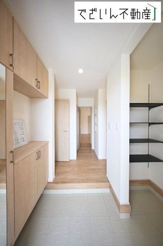 「ただいま」と「おかえり」が自然と交わされる、明るく開放的な玄関。家族の絆が深まる場所です。　現地(2026年6月撮影)