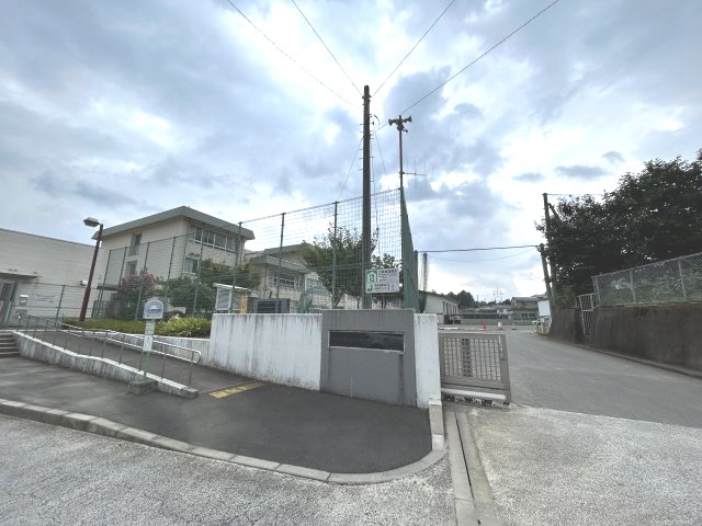 市立藤野小学校まで約2580メートル。
