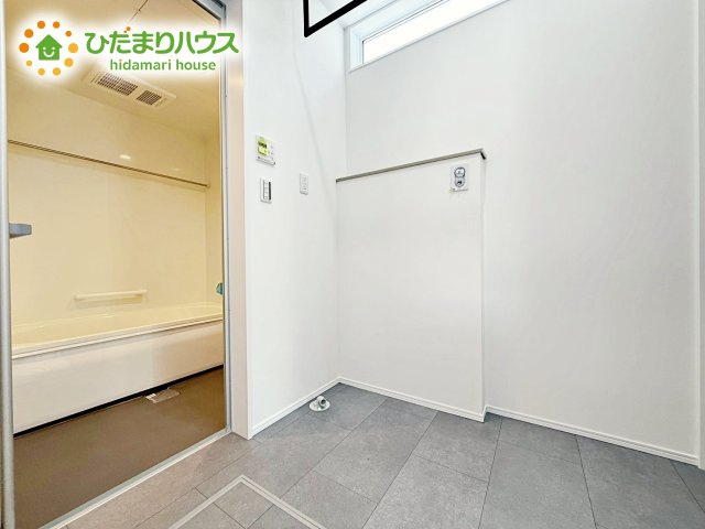 小窓があるので、熱気がこもりやすい洗面所も空気の入れ替えがしやすいです！