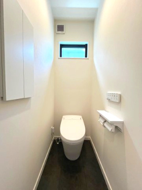 空間が広く感じられ、おしゃれなタンクレストイレ。　キャビネットがあるので、トイレットペーパーなどをストックしておくことができます。