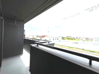広々二面バルコニー！南東向きで陽当たり良好です♪　たっぷりの陽射しを享受することができます。洗濯物も良く乾き、ちょっとしたベランダ菜園もできますね♪