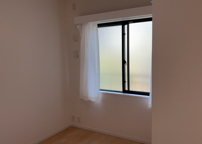 洋室のメリットは重い家具が置きやすく、身の回りが整理しやすいことです。　床がフローリングのため畳とは異なり凹みにくいです。　クローゼットなど収納が豊富で、普段使わない旅行カバンや服の整頓も簡単にです。