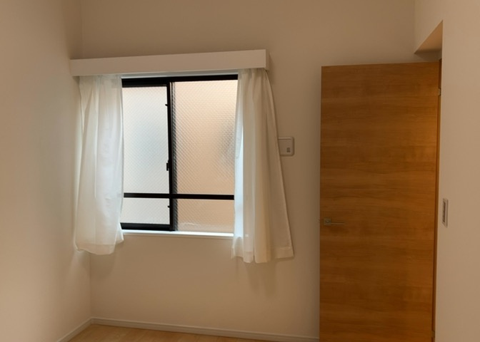 寝室でゆっくりと過ごすためにはベッド周りの適度な空間を担保することや窓の位置、照明の明るさ、寝室の広さなどを考える必要があります。自身や家族の構成とライフスタイルに併せて寝室にする部屋を選びましょう！