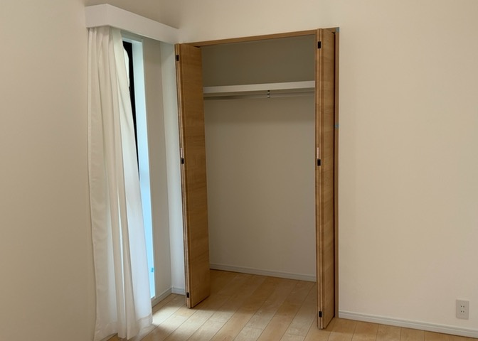 デザイン性を重視しすぎて収納が少なかった！なんてことにならないため、事前に現地で収納の数を確認しておくことをお勧めします。クローゼット以外にも床下収納や屋根裏収納、パントリーなどもチェックしましょう。