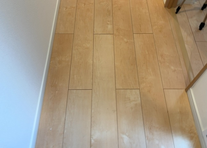 内装はとにかくおしゃれなものがいい！と選ぶ前に、まず住んだ後のことを想像してみましょう。住んでみたらコンセントの位置が悪くて使いにくいなど出てきます。事前にどの家電をどこに置くか想定しておきましょう。