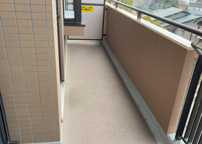 バルコニーは、室外の専用スペースのうち、「屋根がなく開放された空間」であるものを指します。ベランダより広いタイプのものが多く、日当たりもよいため家庭菜園などを楽しみたい人にとって適した環境となります。