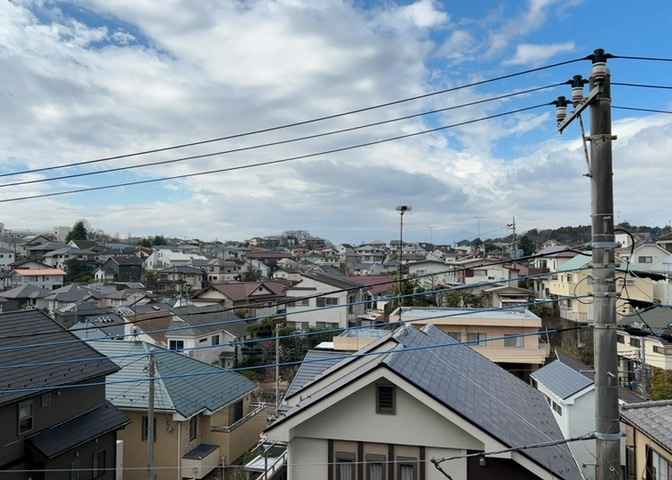 眺望の良さを楽しめるダイニングキッチンで家族団らんの時間を過ごしてはいかがでしょうか。バルコニーから見える景色を家族で眺める時間は、時間が経つのを忘れてしまいそうですね。是非、現地を見に行きましょう！