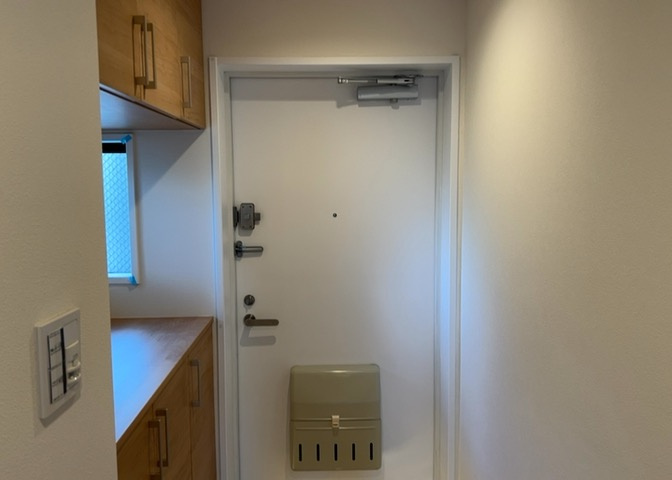 玄関は家の顔でもあり、家族以外の目にも止まる場所です。玄関は外との間を仕切る扉、靴などをしまっておく収納スペース、靴脱ぎのたたきスペース、来客とのやり取りをするドアホンなど複数のアイテムからなります。