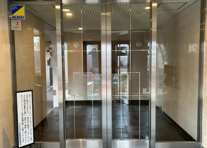 マンションのエントランスには、もともと風よけや防犯の役割がありますが、マンションによって宅配ボックスなどの設備が備わっている所もあります。日々の生活をイメージしながら生活しやすさをチェックしましょう。