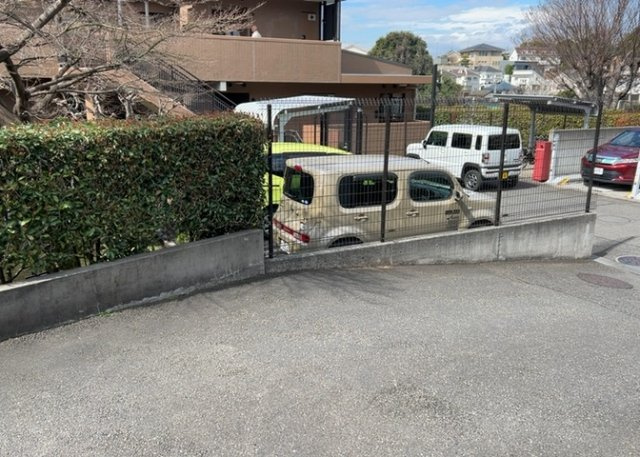 車一台あたりに必要なスペースは、標準サイズの普通自動車で横幅2m50cm、長さ5mは必要になります。ただし、乗降のことも考慮して横幅3m30cm、長さ5m50cmほどは確保できるところを選びましょう。