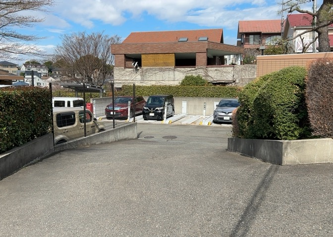 駐車場と明記されていても、最小スペースでつくられた駐車場だと大型車は駐車できなかったり、出入りしにくくなったりする可能性があります。お車のサイズと購入したい物件の駐車場のサイズを現地で確認しましょう。