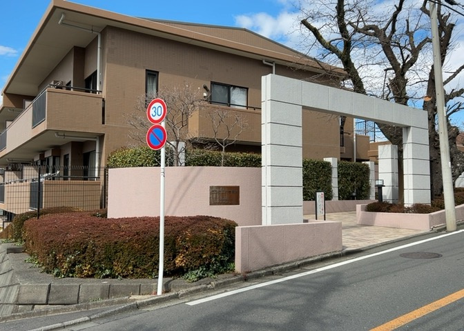 中庭（パティオ）とは、一つの建築物の内部に設けられた、壁などで囲われている庭のことを指します。コの字型、ロの字型が主流ですが、L字型の中庭もあります。最近では、インテリア性の高さからも人気があります。