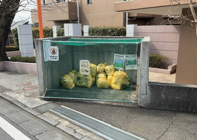 共有部分は、住民なら誰もが使える設備のこと。例えば駐車場やエレベーター、インターネット設備、セキュリティ設備などがあります。他にも、マンションの廊下・外部階段やエントランス・ゴミ置き場などがあります。