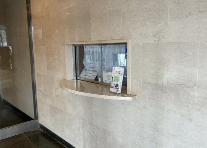 受付はマンションコンシェルジュがいる場合もあれば、管理人が滞在する小部屋を総称して呼ぶことがあります。主にエントランスに設置されていることから、防犯面でも期待ができます。防犯設備がない場合はより安心！