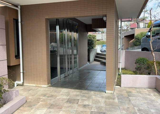 ラウンジは、マンションの共用スペースに椅子やテーブルなどを配置した利用者が寛げる空間です。屋内型ラウンジと屋外型ラウンジがあります。共用部分の管理状況と合わせて、詳細については現地でご確認ください。