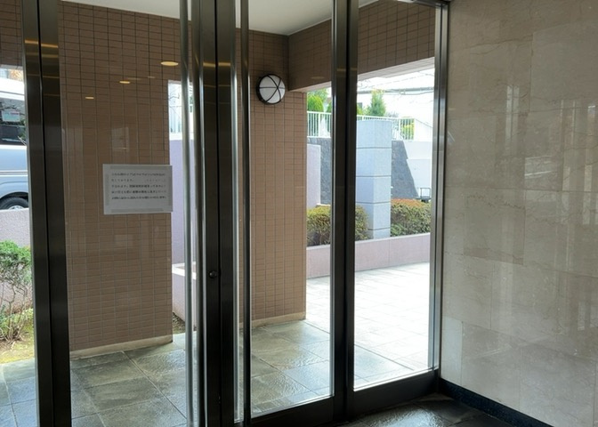 ロビーというと、エントランスと何がちがうの？と思いますよね。実はロビーとエントランスには明確な決まりはありません。物件によっては、エントランスを入って広がるある程度の広さのある空間がロビーとなります。