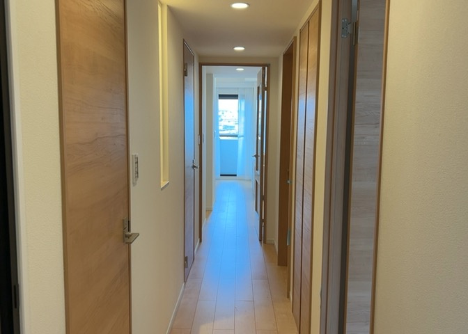 共有部分は、住民なら誰もが使える設備のこと。例えば駐車場やエレベーター、インターネット設備、セキュリティ設備などがあります。他にも、マンションの廊下・外部階段やエントランス・ゴミ置き場などがあります。