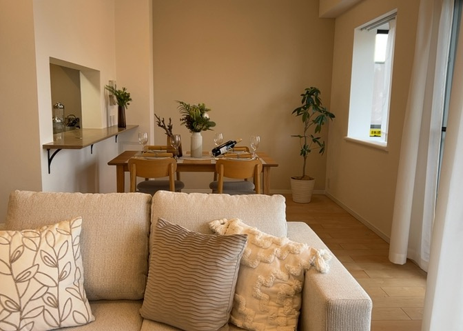 直線タイプはLとDKを一直線に並べた形で対面キッチンのタイプです。一般的なのでよく見かけるかもしれません。直線タイプに似た直接アイランドタイプは、キッチンとダイニングの間に壁がない分広く感じられます。