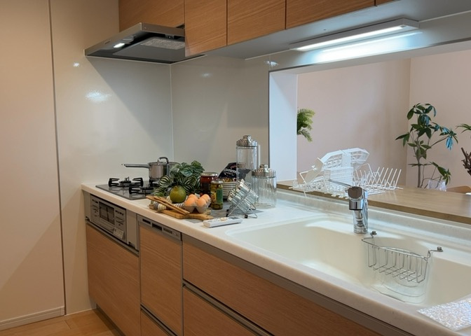 標準的なシステムキッチンの横幅は、165cm～300cm程度です。2100・2400・2550・2700などミリ単位で表記されます。普段どのように料理をするのかを想定しながら合ったサイズを選びましょう